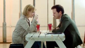 Moriarty aime prendre un  verre avec une inconnue avant de détruire Sherlock