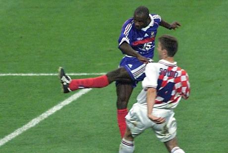 LA PHOTO DU JOUR. Elysée: Lilian Thuram épinglé par François Hollande