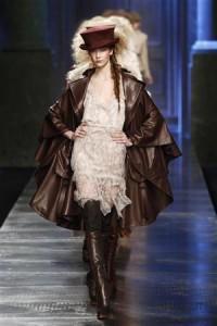 JOHN GALLIANO IMAGINE DES CAVALIÈRES LIBERTINES POUR DIOR