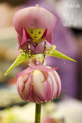 Thaïlande Poupées en fleurs de Lotus, art éphemere