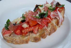 tartine_bruschetta_tomate_jambon_jambon de parme_basilic_parmesan