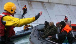 des-hommes-armes-gardes-cote-russes-prennent-d-assaut-un-bateau-de-greenpeace-en-artique-le-18-septembre-2013_4046641