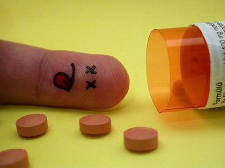finger-people-pills-suicide Pourquoi y’a t-il autant de suicide en France ?