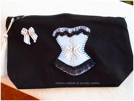 trousse en coton noire a soufflet et décor corset blanc lacaudrycreation