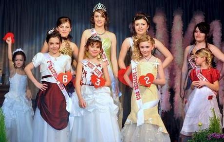 Concours de mini-miss, hémicycle de maxis cons