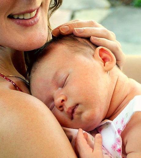 L’ocytocine, ou hormone de l’amour, participe à l’attachement entre une mère et son enfant. Elle serait également produite par le père lors de l’accouchement.