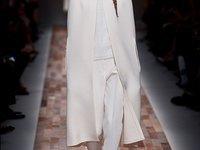 Valentino: Raffinement et Élégance.