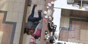 3482433_3_b349_des-personnes-tentent-de-se-mettre-a-l-abri_d5bc28b3bc9b7f8a2a3a5c1c87e72e77