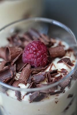 Mousse petit suisse , chocolat blanc et framboises , un dessert facile et rapide