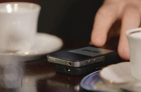 Un picoprojecteur étui pour iPhone pour voir plus grand