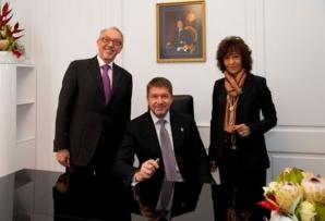 Miroslav Vyboh, Consul honoraire de Monaco à Bratislava, entouré de José Badia, Conseiller de  Gouvernement pour les Relations et de Marie-Catherine Caruso-Ravera, Directeur des Relations  Diplomatiques et Consulaires, à l’occasion de l'inauguration du Consulat de Monaco en République slovaque. Photo (c) DR