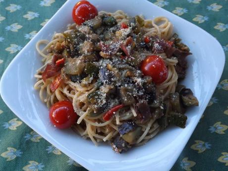 Spaghetti aux poivrons, aubergines,tomates et pancetta