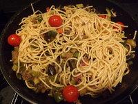 Spaghetti aux poivrons, aubergines,tomates et pancetta