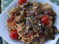 Spaghetti aux poivrons, aubergines,tomates et pancetta
