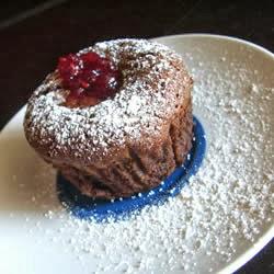 Gâteaux de chocolat fondus avec des framboises enrobées de sucre