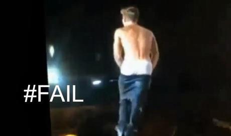 Justin Bieber perd son pantalon et se retrouve en boxer en plein concert