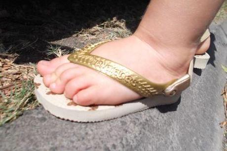 Des tongs pour bébé, c'est mieux pour aérer les pieds!