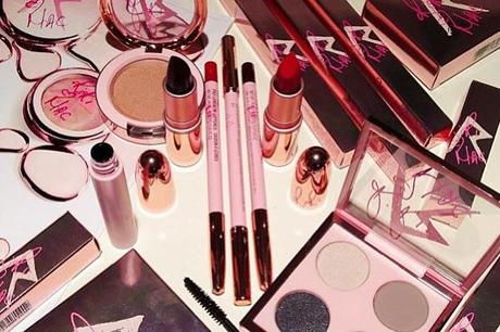 Rihanna lancera sa collection de maquillage chez MAC le 3 octobre