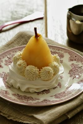 Un pavlova à la poire ou une poire belle Hélène meringuée et pourquoi pas un pavlova belle Hélène ...