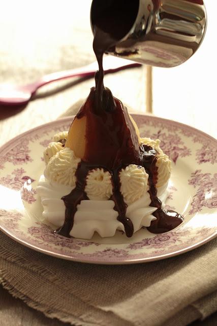 Un pavlova à la poire ou une poire belle Hélène meringuée et pourquoi pas un pavlova belle Hélène ...