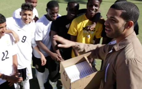 Drake fait la promo de FIFA14 à NYC