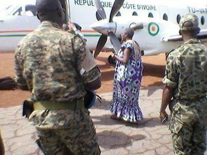 Mme Gbagbo dans un aéroport ivoirien