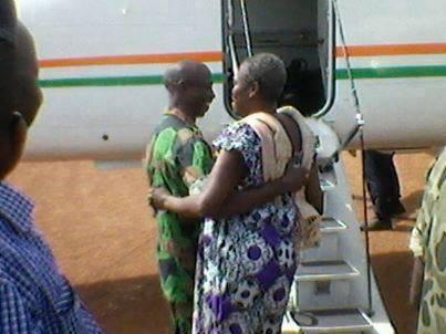 Mme Gbagbo dans un aéroport ivoirien