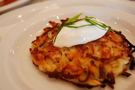 De beaux hash browns avec de la crème