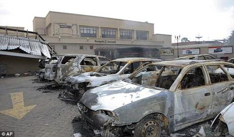 L'effondrement s'est produit lundi lorsque les troupes gouvernementales ont lancé un assaut massif sur le centre commercial où jusqu'à 150 personnes sont supposés avoir été tués