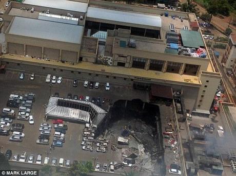 Sur la photo, le lendemain à Westgate Shopping Mall où le toit du parking s'est effondrée écrasant trois étages 