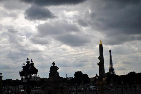 Place de la Concorde silhouette pigeon statue