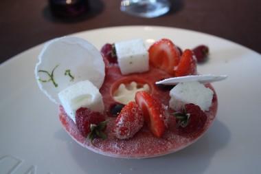 Restaurant Cyril Attrazic Croustillant au fromage blanc citronné fraises en sorbet blanc manger à lestragon copie 2 380x253