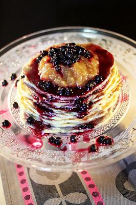 Pancakes aux myrtilles et à la compote de pommes