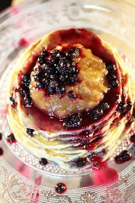 Pancakes aux myrtilles et à la compote de pommes