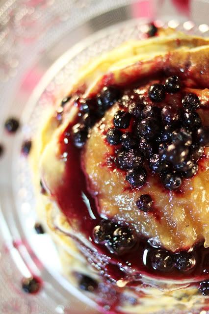Pancakes aux myrtilles et à la compote de pommes