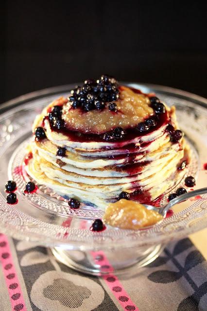 Pancakes aux myrtilles et à la compote de pommes
