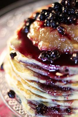 Pancakes aux myrtilles et à la compote de pommes