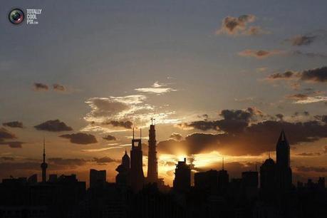 Photo : The sunrise rises over the skyline of Lujiazui financial district of Pudong in Shanghai. ALY SONG/REUTERS