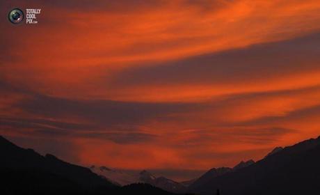 Photo : The snow covered Stubaier Glacier mountains are seen during sunset in Innsbruck. DOMINIC EBENBICHLER/REUTERS