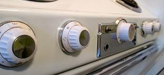 Un poêle au look futuriste digne de mon téléphone, en réaction à l'obsolescence planifiée