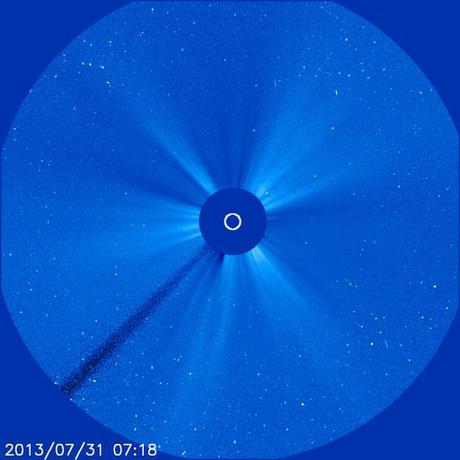 Le coronographe LASCO C3 en direct ! La comète fera son apparition dans le champ le 28 novembre. Le Soleil (cercle blanc) est masqué afin de permettre l’observation du vent solaire