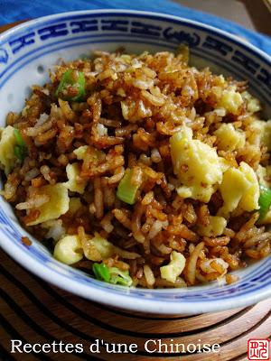 Que faire avec un reste de riz ? Riz sauté à la sauce de soja 酱油炒饭 jiàngyóu chǎofàn