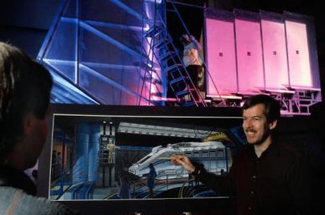 Tony Baxter devant une cabine de simulation de vol de Star Tours à Anaheim en Californie. Photo © Disney