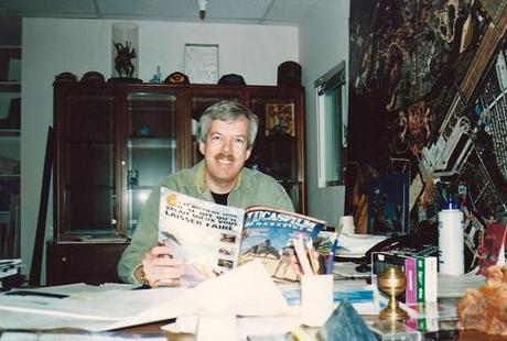 Tony Baxter avec le Lucasfilm Magazine dans son bureau à Burbank en 1996. Photo © Patrice Girod
