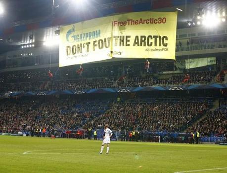 GreenPeace descend du toit d’un stade de Foot