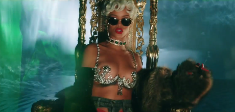 [New Music Video] : Rihanna – Pour It Up