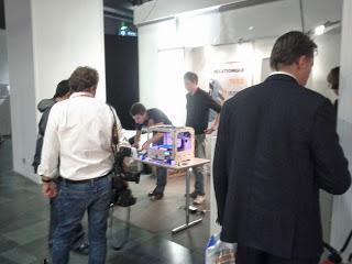 le robot RQ-Huno au main de Mr Jean-Paul Huchon au Salon des Micro Entreprises