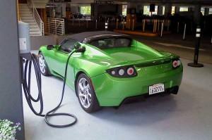 Une voiture électrique Tesla en charge au garage. Photo CC Flickr myhsu.