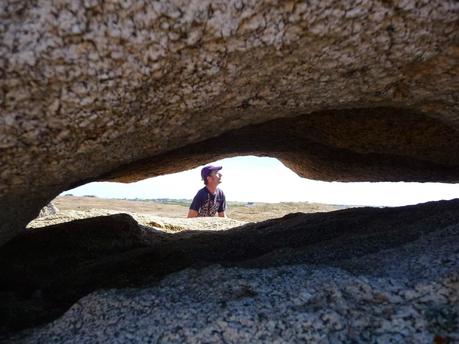 légèrement regardant