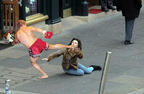 Scarlett Johansson tombe la tête la première (face-plant)